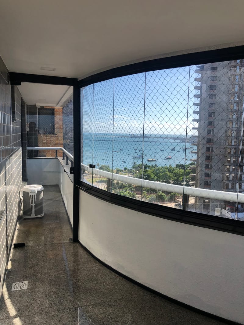 Varanda envidraçada com cortina de vidro executada em Edifício Ana Amélia Boulevard, Fortaleza
